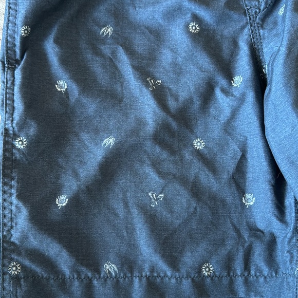 Boys size 14 Quicksilver shorts - Picture 3 of 6